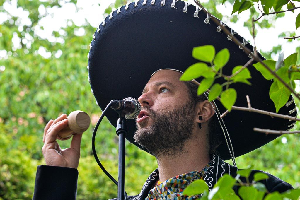 Kultura pod okny v Suvorovově ulici (foto: M. Pecuch, 26.5.2020)