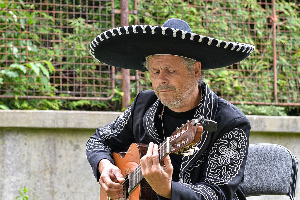 Kultura pod okny v Suvorovově ulici (foto: M. Pecuch, 26.5.2020)