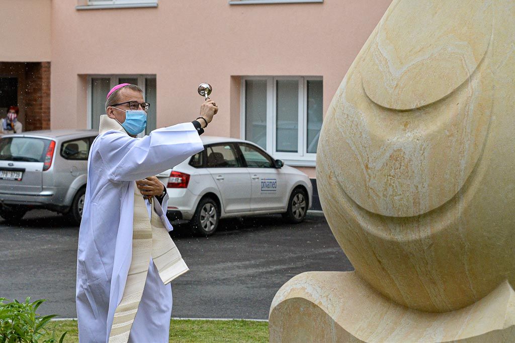 Socha sv. Anežky České, Privamed (28.5.20020, M. Pecuch)