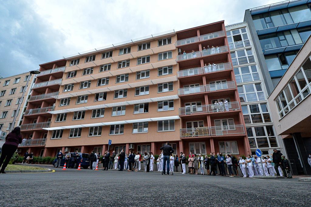 Socha svaté Anežky České zdobí atrium Nemocnice Privamed (foto: M. Pecuch, 28.5.2020)