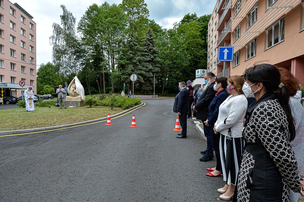 Socha svaté Anežky České zdobí atrium Nemocnice Privamed (foto: M. Pecuch, 28.5.2020)