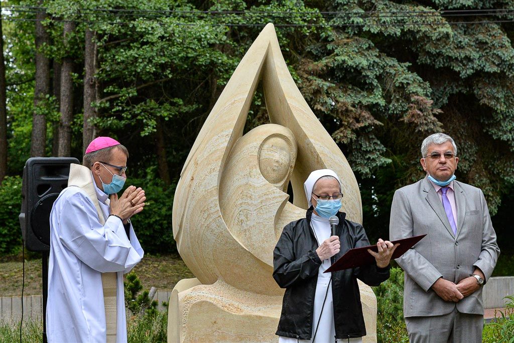 Socha svaté Anežky České zdobí atrium Nemocnice Privamed (foto: M. Pecuch, 28.5.2020)