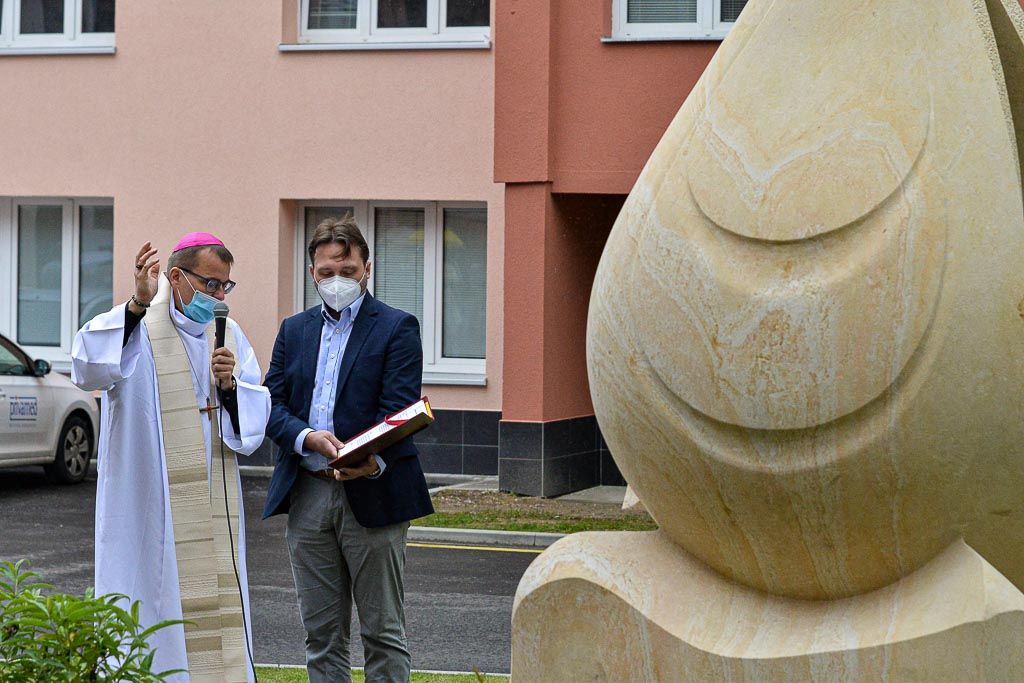 Socha svaté Anežky České zdobí atrium Nemocnice Privamed (foto: M. Pecuch, 28.5.2020)