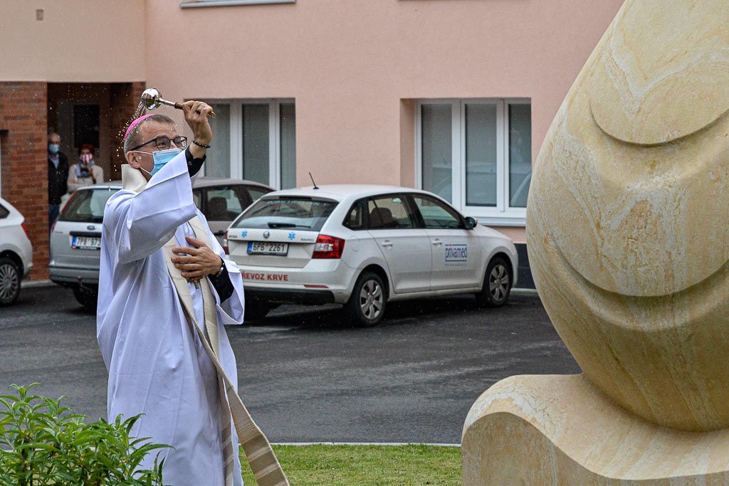 Socha svaté Anežky České zdobí atrium Nemocnice Privamed (foto: M. Pecuch, 28.5.2020)