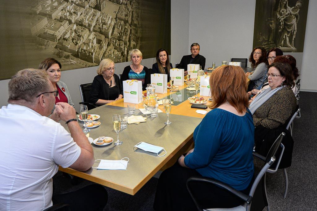 Představitelé Plzně poděkovali těm, kdo šili roušky