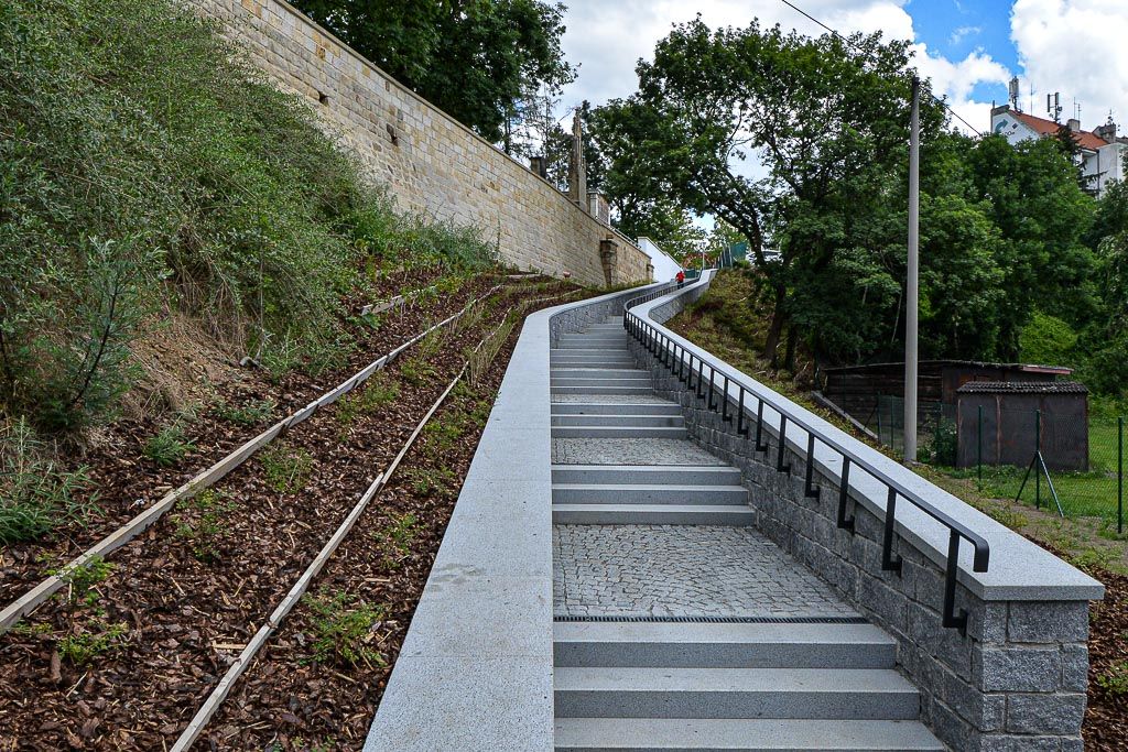 Nové schodiště z Mikulášské ul. k Radbuze (foto: M. Pecuch, 25.6.2020)