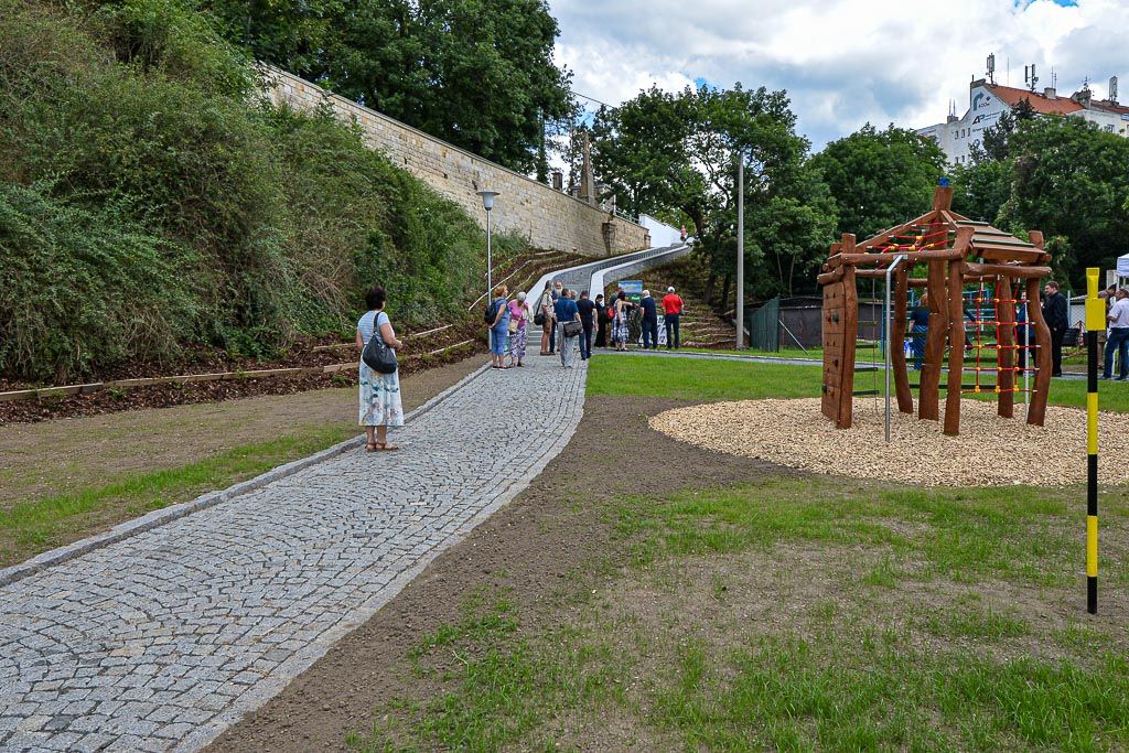 Nové schodiště z Mikulášské ul. k Radbuze (foto: M. Pecuch, 25.6.2020)