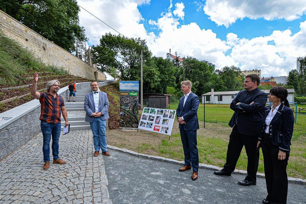 Nové schodiště z Mikulášské ul. k Radbuze (foto: M. Pecuch, 25.6.2020)