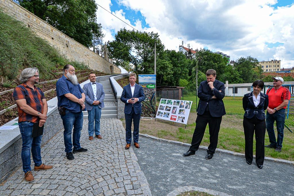 Nové schodiště z Mikulášské ul. k Radbuze (foto: M. Pecuch, 25.6.2020)