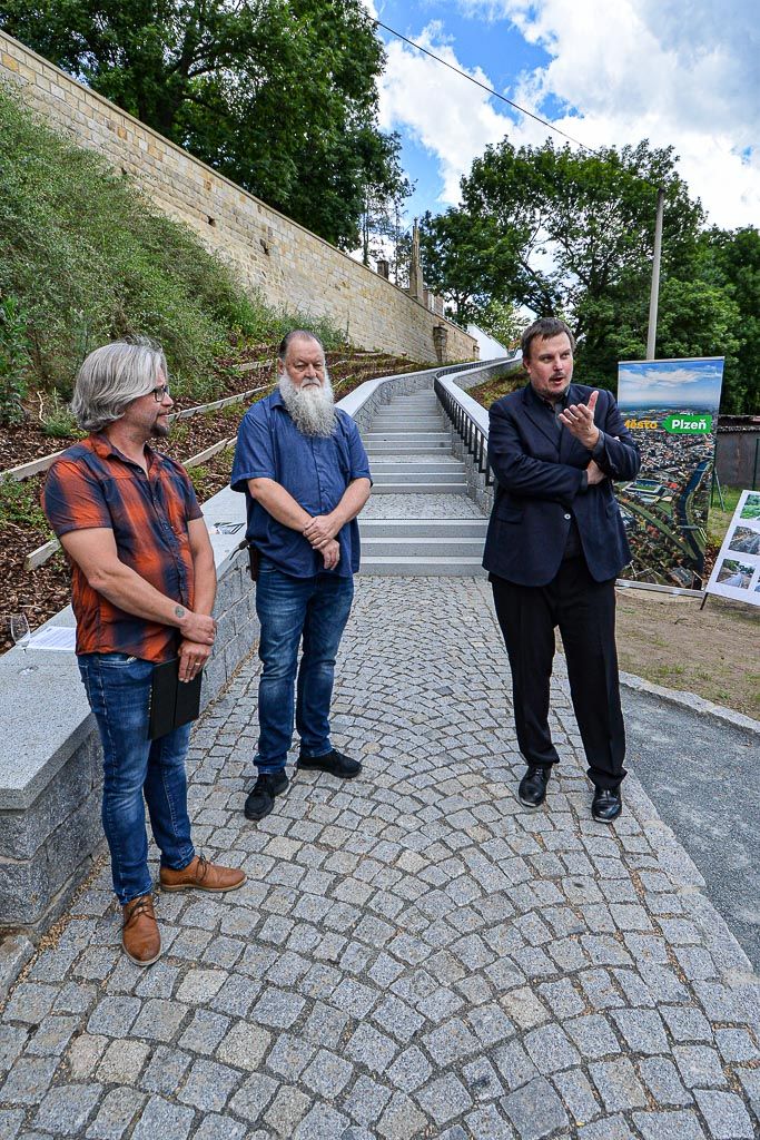 Nové schodiště z Mikulášské ul. k Radbuze (foto: M. Pecuch, 25.6.2020)