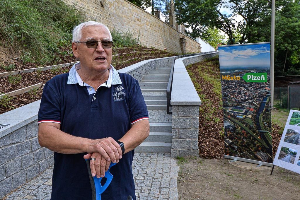 Nové schodiště z Mikulášské ul. k Radbuze (foto: M. Pecuch, 25.6.2020)