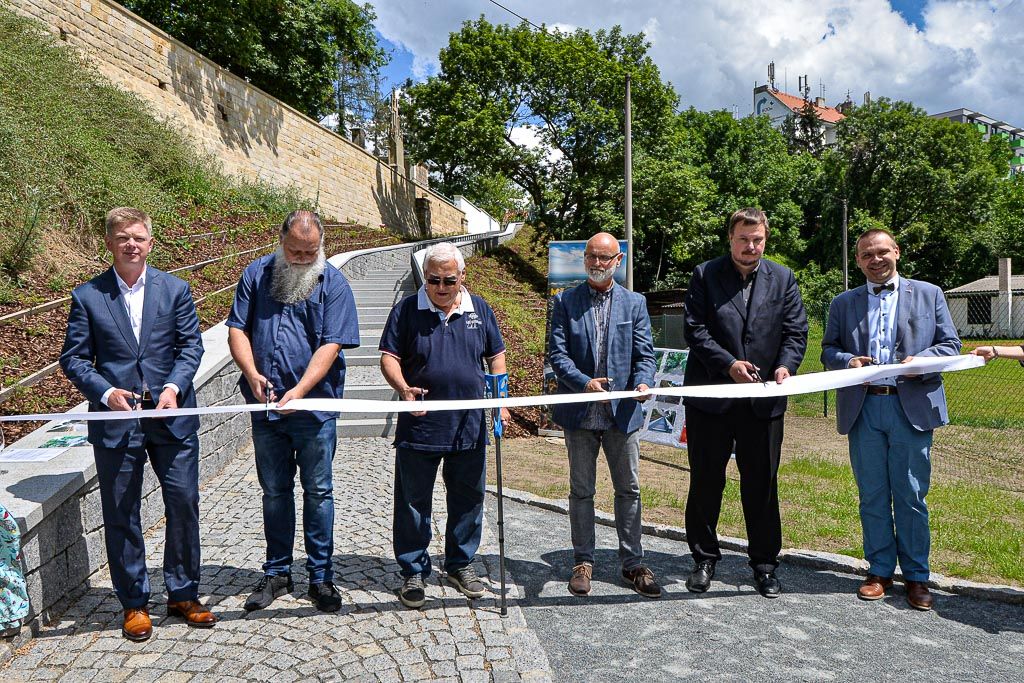 Nové schodiště z Mikulášské ul. k Radbuze (foto: M. Pecuch, 25.6.2020)
