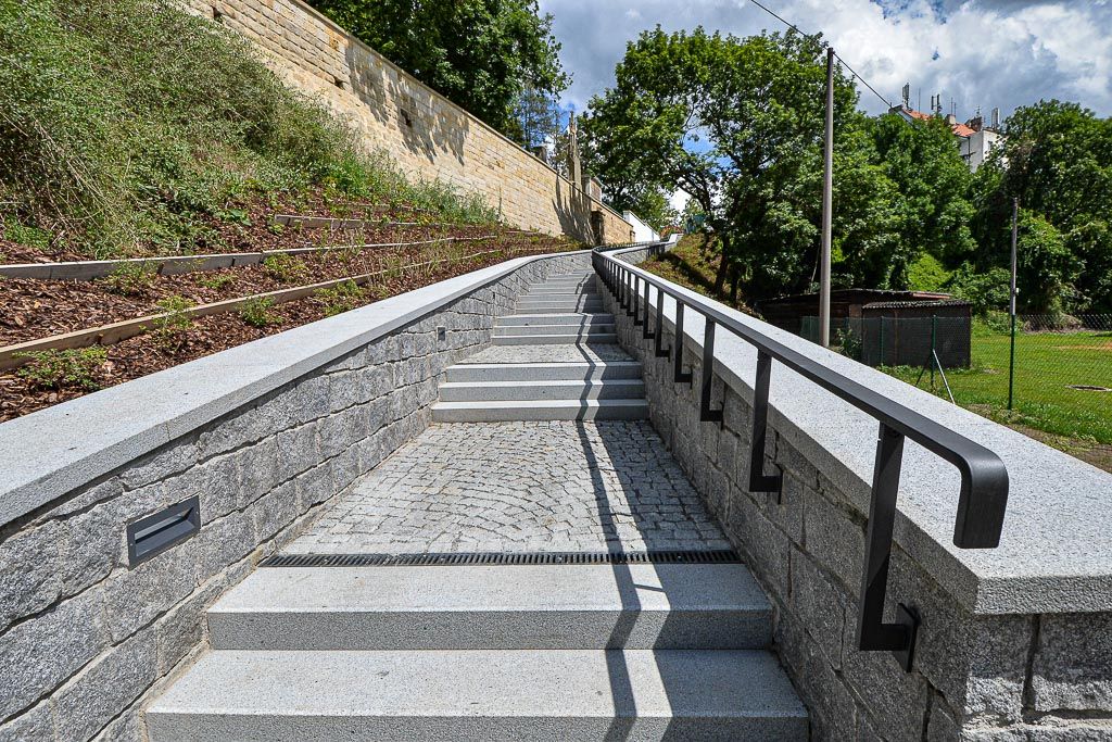 Nové schodiště z Mikulášské ul. k Radbuze (foto: M. Pecuch, 25.6.2020)