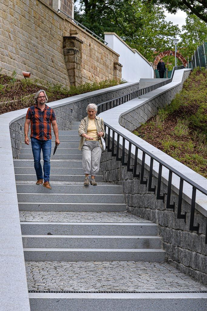 Nové schodiště z Mikulášské ul. k Radbuze (foto: M. Pecuch, 25.6.2020)