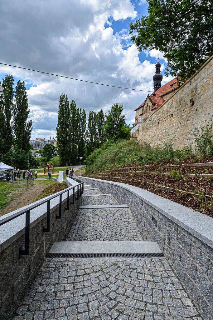 Nové schodiště z Mikulášské ul. k Radbuze (foto: M. Pecuch, 25.6.2020)