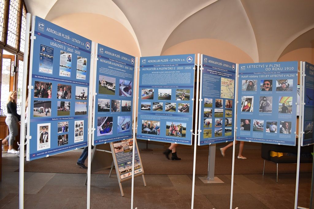 Výstava v mázhauzu radnice mapuje historii letectví v Plzni (foto: H. Josefová, 29.6.2020)