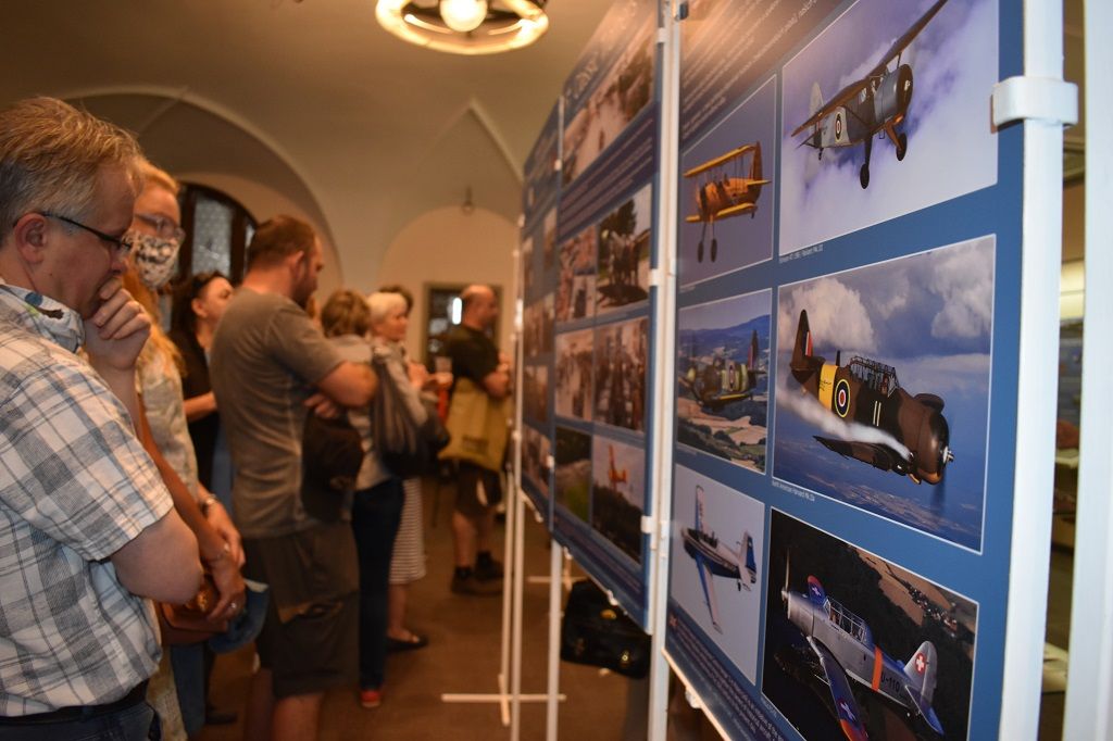 Výstava v mázhauzu radnice mapuje historii letectví v Plzni (foto: H. Josefová, 29.6.2020)
