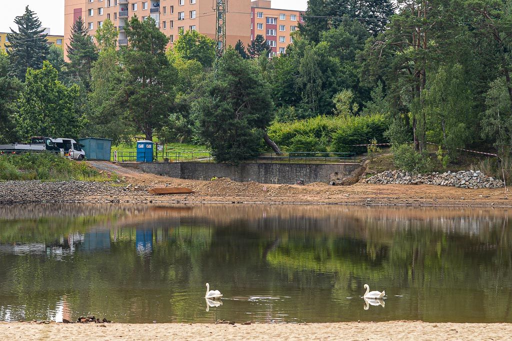 Město opravuje přeliv Šídlovského rybníka (foto: M. Pecuch, 21.7.2020)