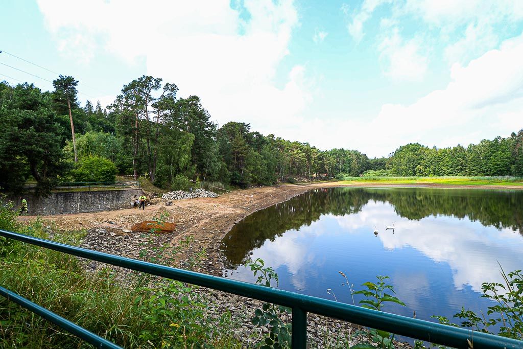 Město opravuje přeliv Šídlovského rybníka (foto: M. Pecuch, 21.7.2020)