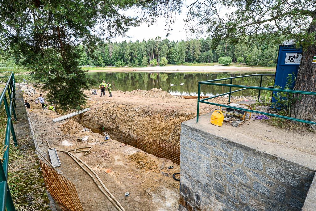 Město opravuje přeliv Šídlovského rybníka (foto: M. Pecuch, 21.7.2020)