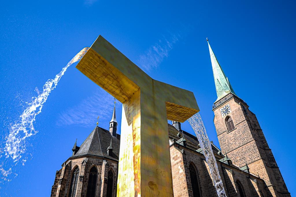 Pozlacené kašny Velbloud, Chrtice a Anděl na plzeňském náměstí Republiky