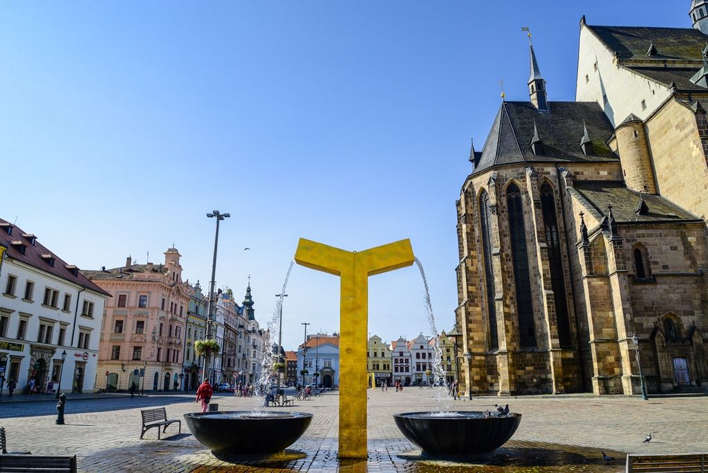 Pozlacené kašny Velbloud, Chrtice a Anděl na plzeňském náměstí Republiky (foto: M. Pecuch, 28.7.2020)