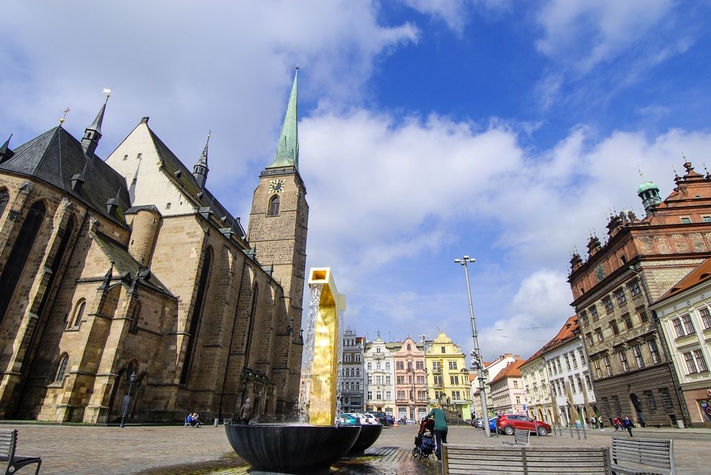 Pozlacené kašny Velbloud, Chrtice a Anděl na plzeňském náměstí Republiky (foto: M. Pecuch, 28.7.2020)