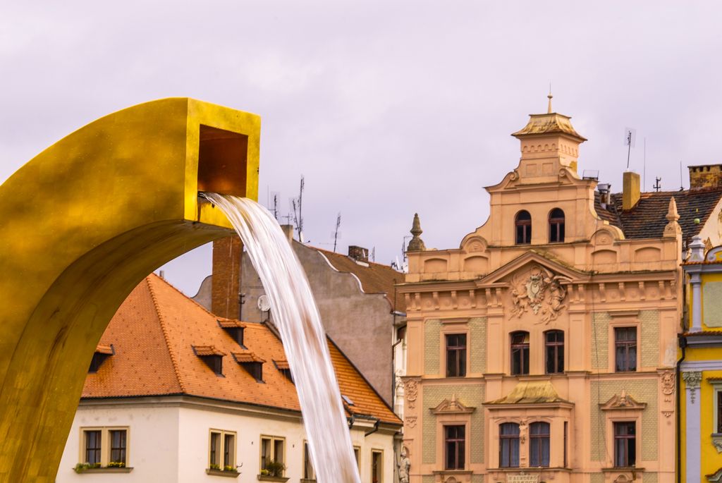 Pozlacené kašny Velbloud, Chrtice a Anděl na plzeňském náměstí Republiky (foto: M. Pecuch, 28.7.2020)