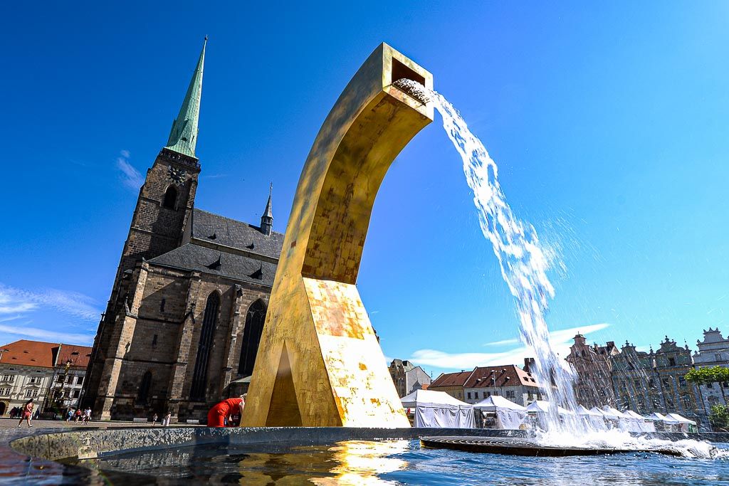 Pozlacené kašny Velbloud, Chrtice a Anděl na plzeňském náměstí Republiky (foto: M. Pecuch, 28.7.2020)