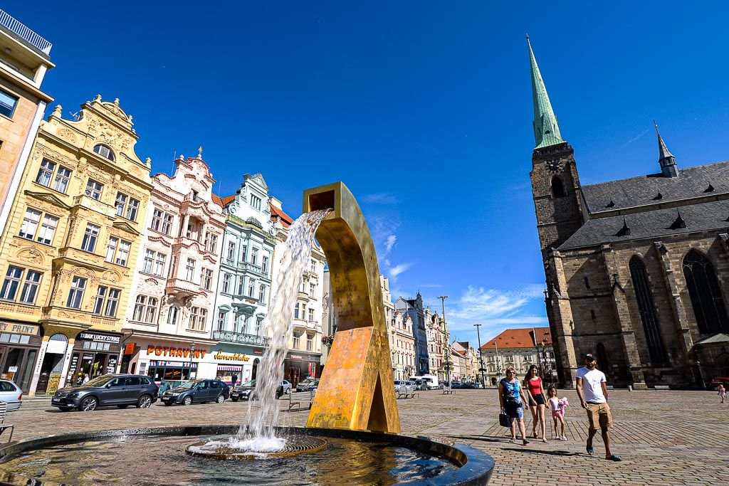 Pozlacené kašny Velbloud, Chrtice a Anděl na plzeňském náměstí Republiky (foto: M. Pecuch, 28.7.2020)