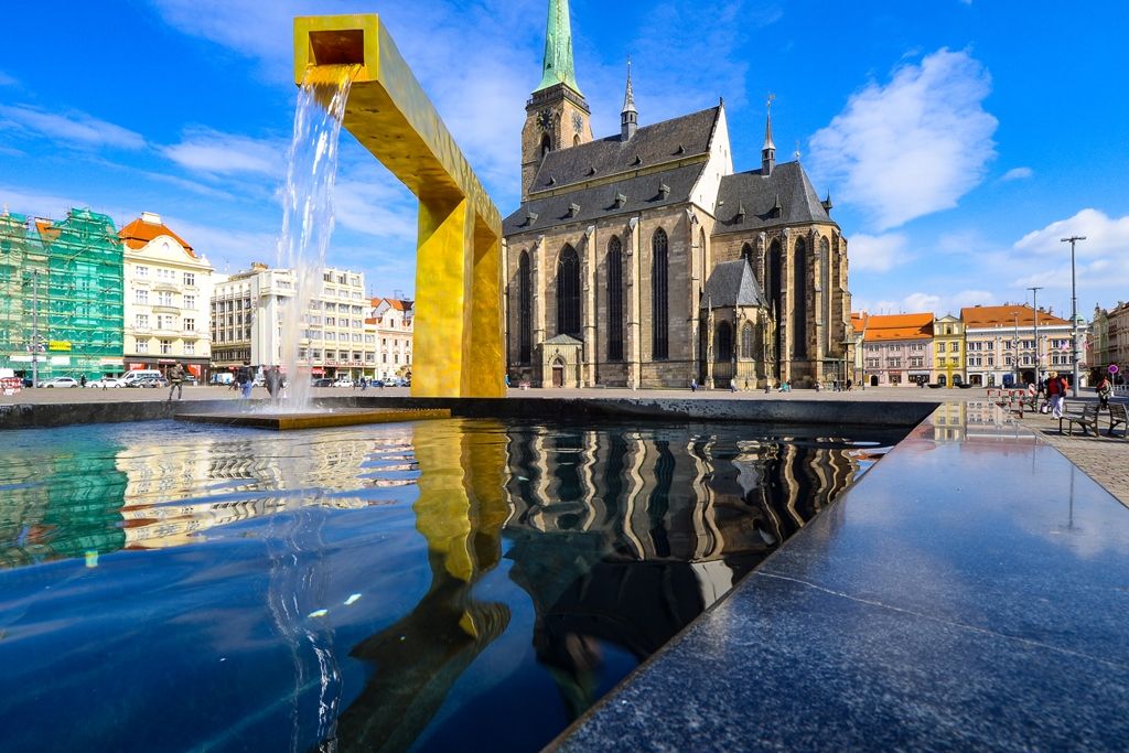 Pozlacené kašny Velbloud, Chrtice a Anděl na plzeňském náměstí Republiky (foto: M. Pecuch, 28.7.2020)