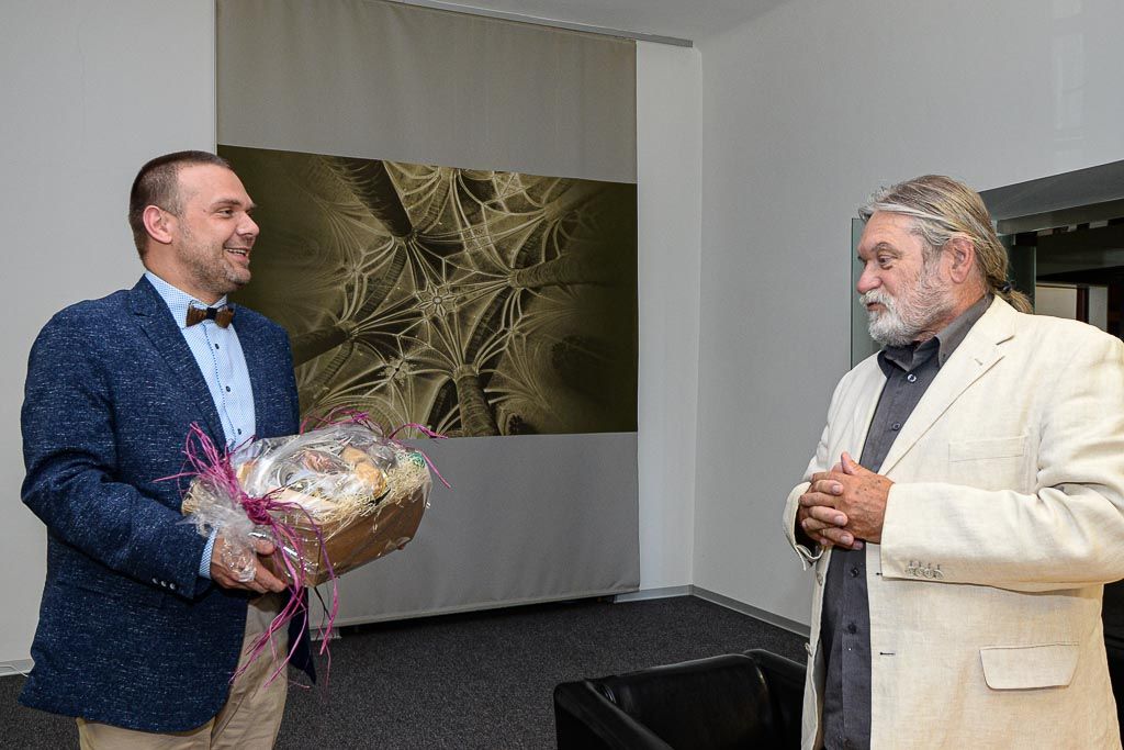 Primátor pogratuloval výtvarníkovi Jaroslavu Šindelářovi k životnímu jubileu (foto: M. Pecuch, 30.7.2020)