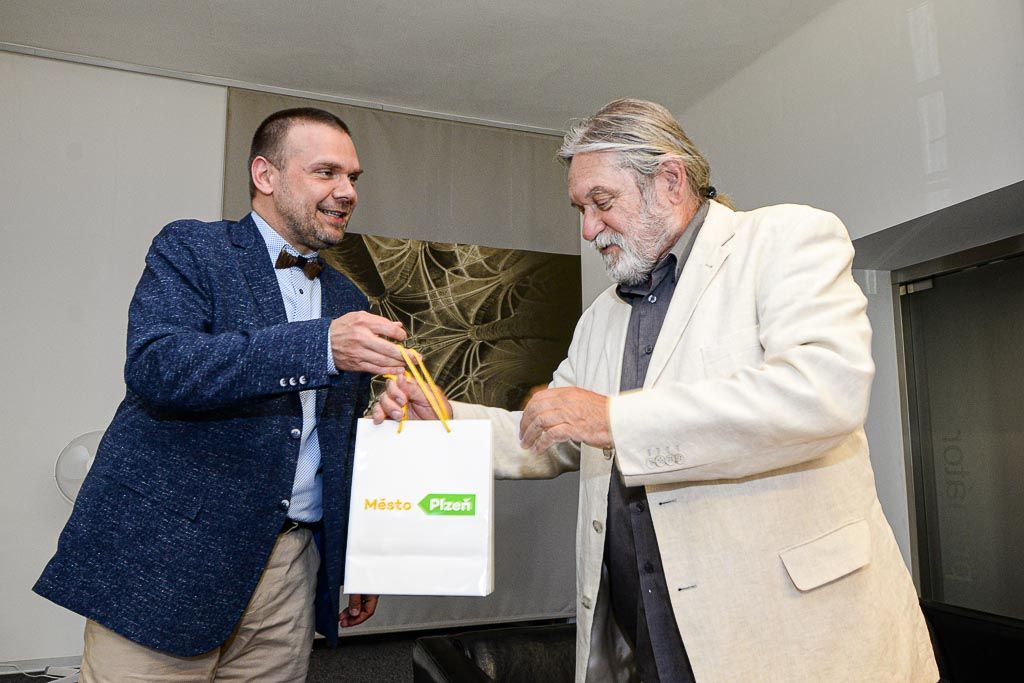 Primátor pogratuloval výtvarníkovi Jaroslavu Šindelářovi k životnímu jubileu (foto: M. Pecuch, 30.7.2020)