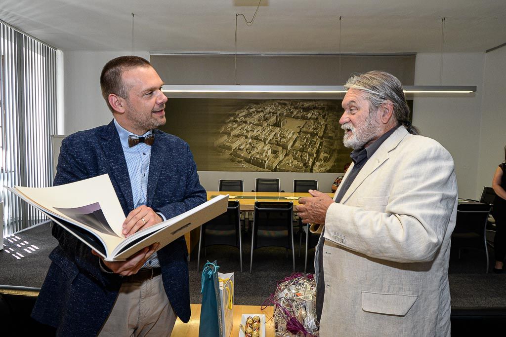 Primátor pogratuloval výtvarníkovi Jaroslavu Šindelářovi k životnímu jubileu (foto: M. Pecuch, 30.7.2020)