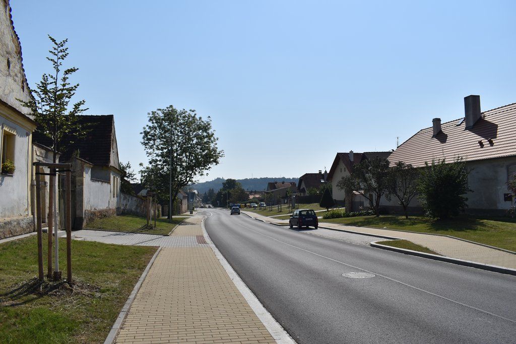 Dlážděná ulice v Radobyčicích (foto: A. Jarošová, 12.8.2020)