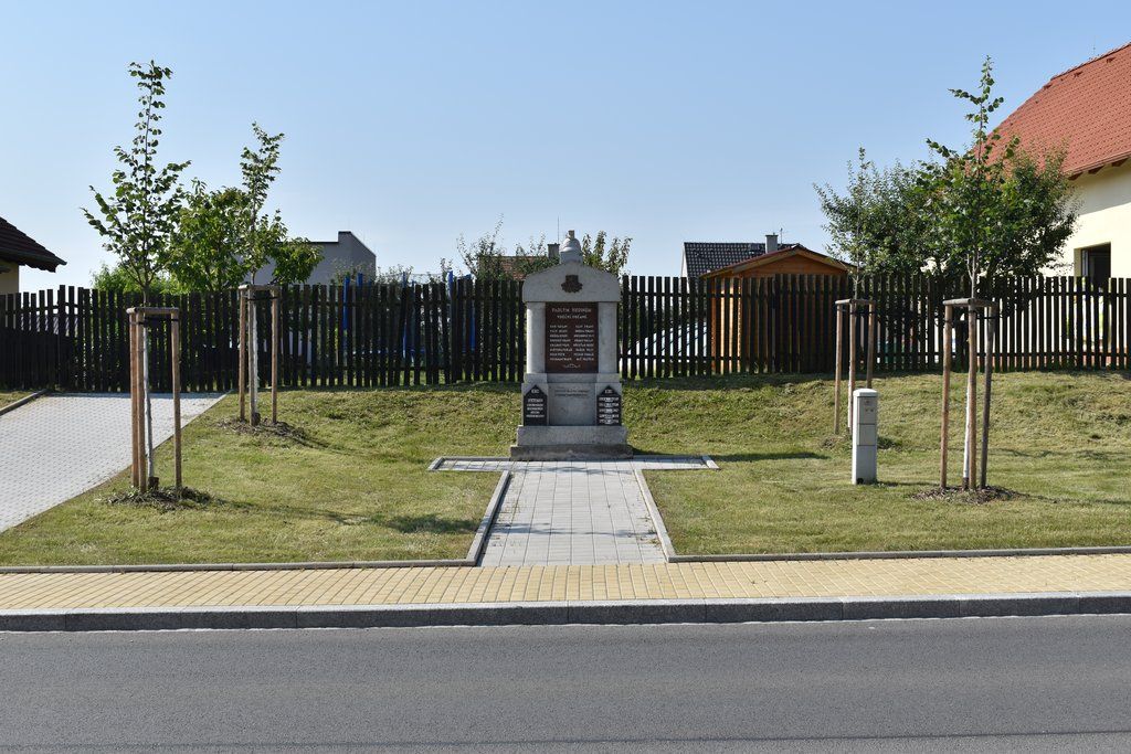 Dlážděná ulice v Radobyčicích (foto: A. Jarošová, 12.8.2020)