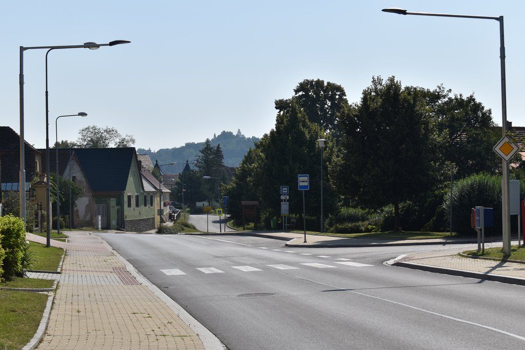Dlážděná ulice v Radobyčicích (foto: A. Jarošová, 12.8.2020)