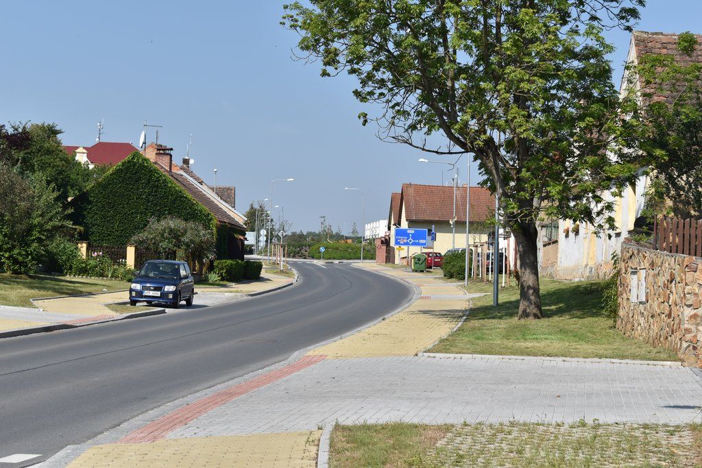 Dlážděná ulice v Radobyčicích (foto: A. Jarošová, 12.8.2020)