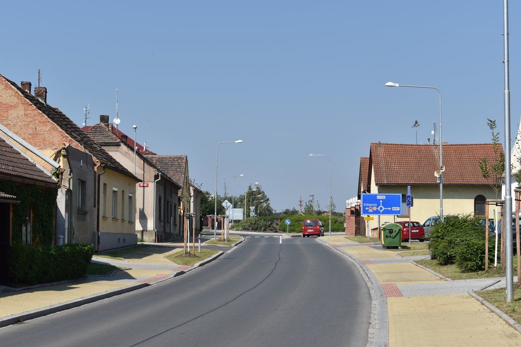 Dlážděná ulice v Radobyčicích (foto: A. Jarošová, 12.8.2020)