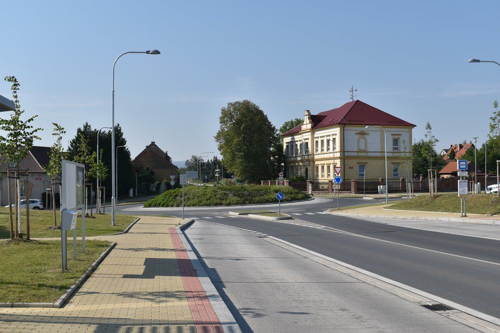 Dlážděná ulice v Radobyčicích (foto: A. Jarošová, 12.8.2020)