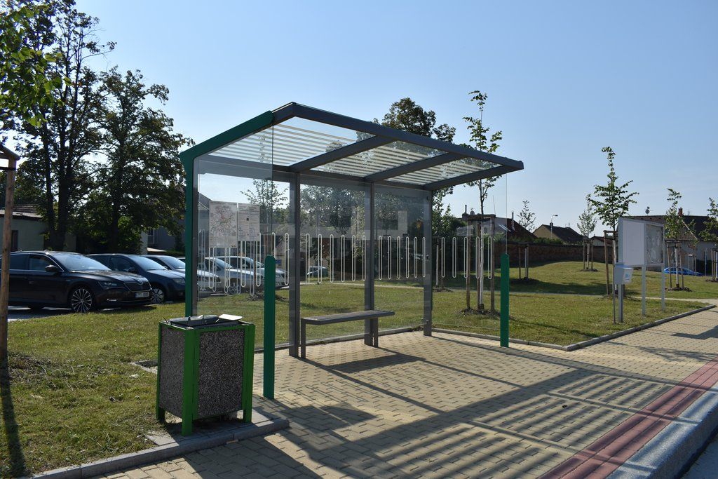 Dlážděná ulice v Radobyčicích (foto: A. Jarošová, 12.8.2020)