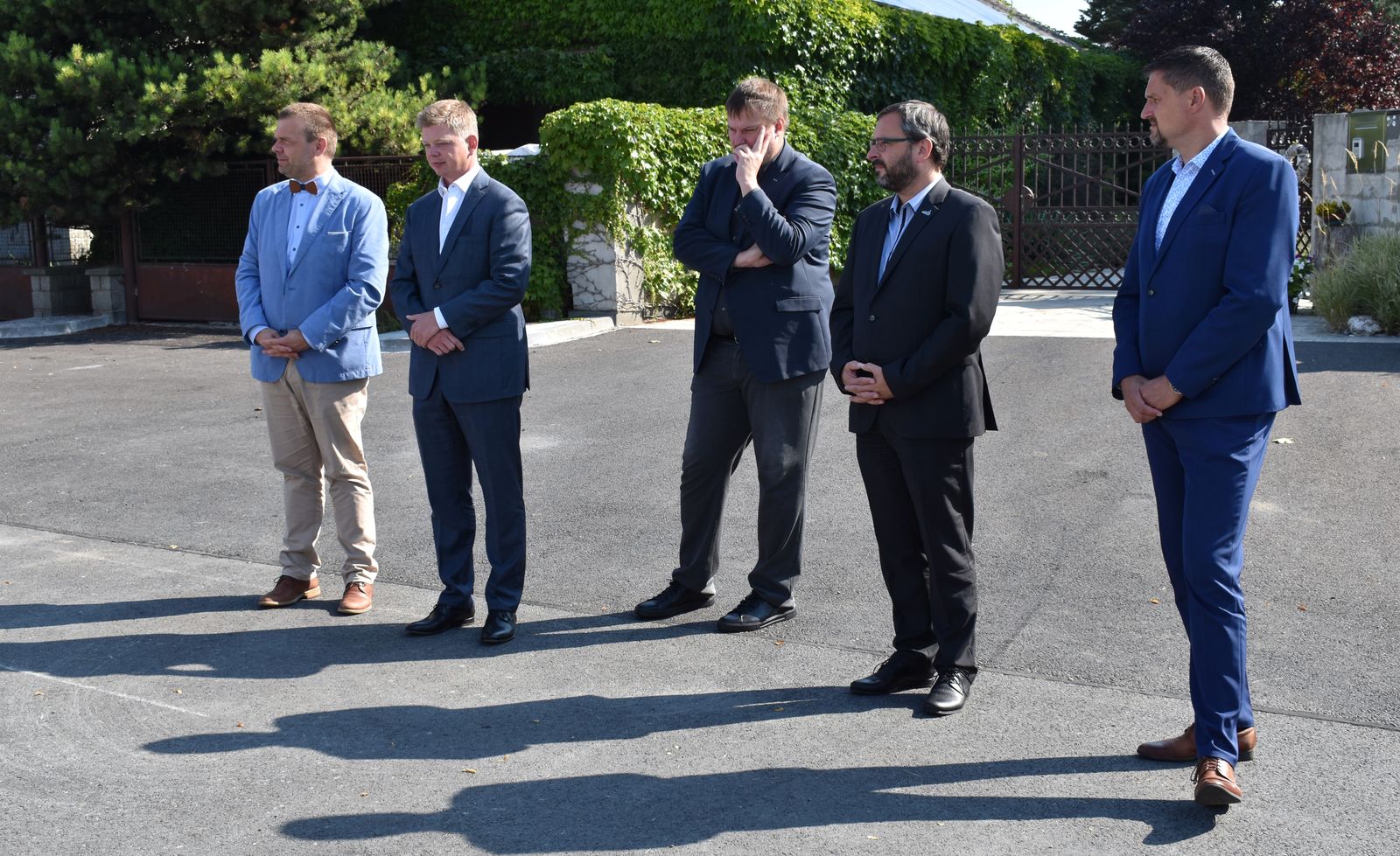 Dlážděná ulice v Radobyčicích (foto: A. Jarošová, 12.8.2020)