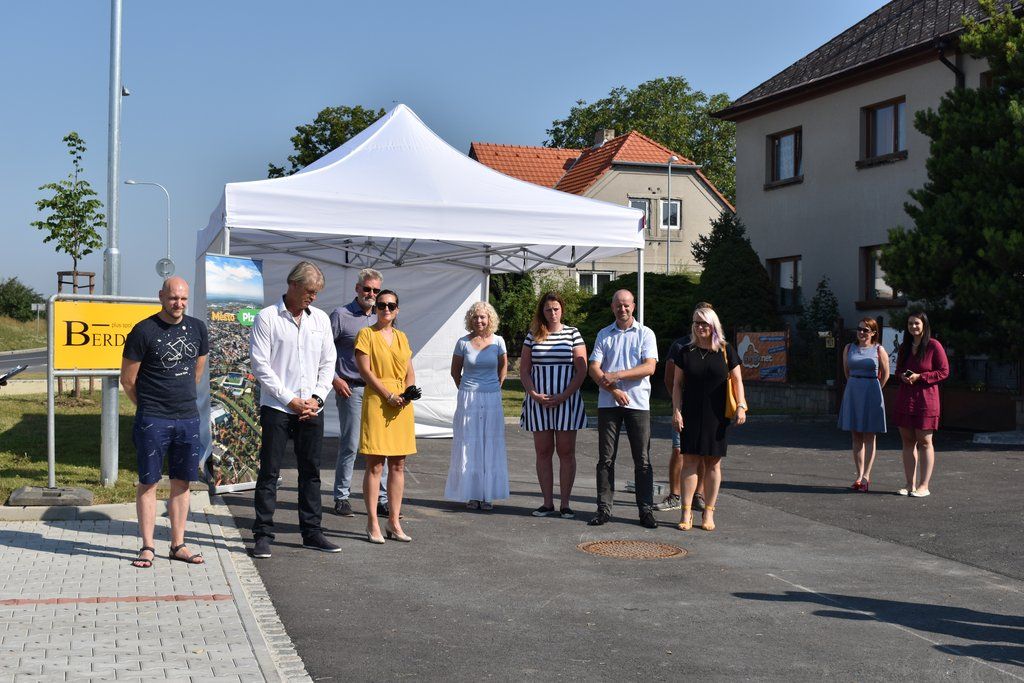 Dlážděná ulice v Radobyčicích (foto: A. Jarošová, 12.8.2020)