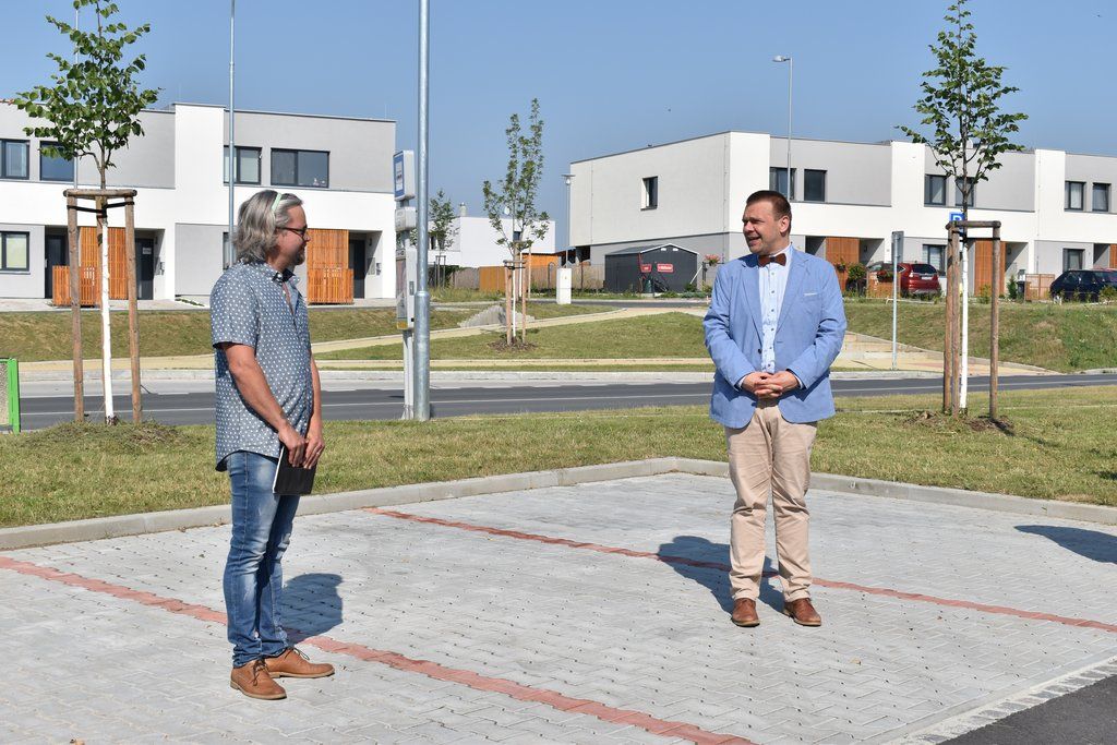 Dlážděná ulice v Radobyčicích (foto: A. Jarošová, 12.8.2020)