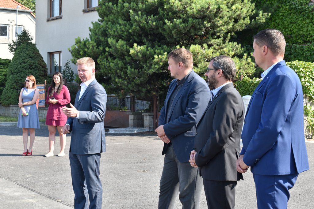 Dlážděná ulice v Radobyčicích (foto: A. Jarošová, 12.8.2020)