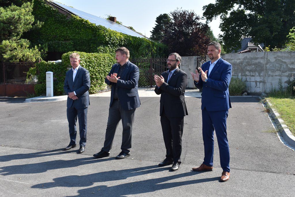 Dlážděná ulice v Radobyčicích (foto: A. Jarošová, 12.8.2020)