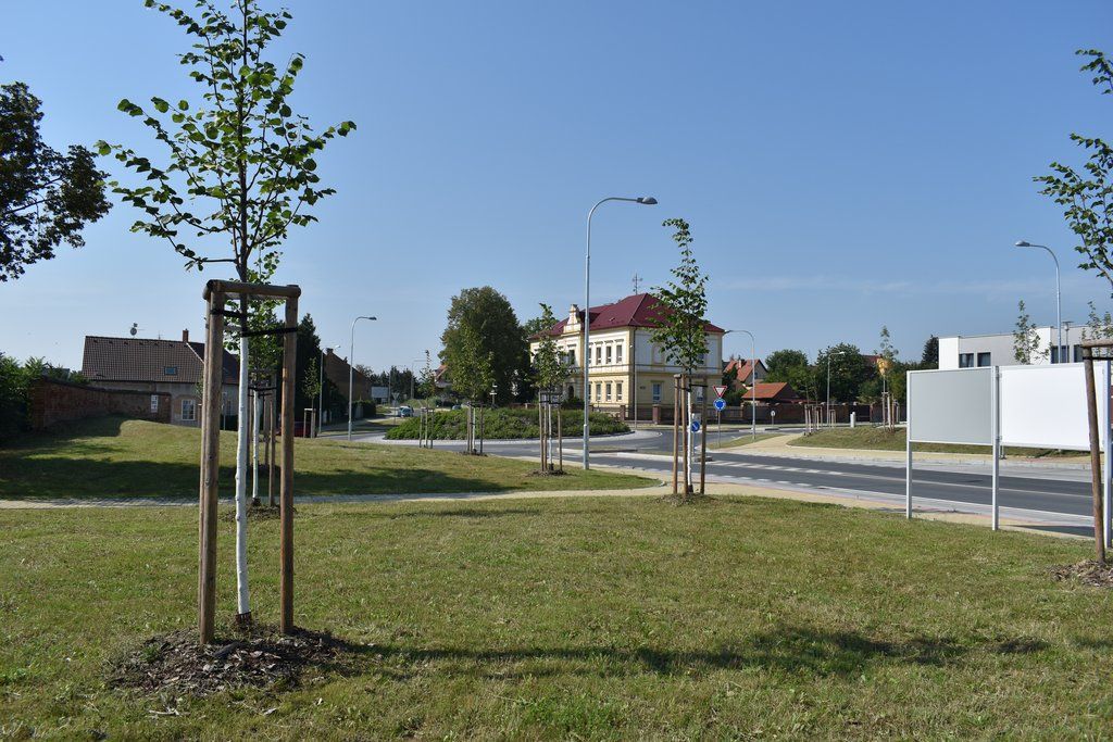 Dlážděná ulice v Radobyčicích (foto: A. Jarošová, 12.8.2020)
