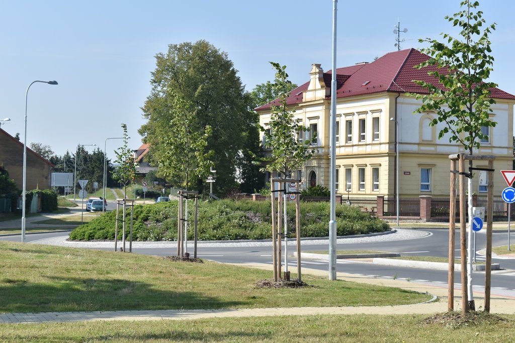 Dlážděná ulice v Radobyčicích (foto: A. Jarošová, 12.8.2020)