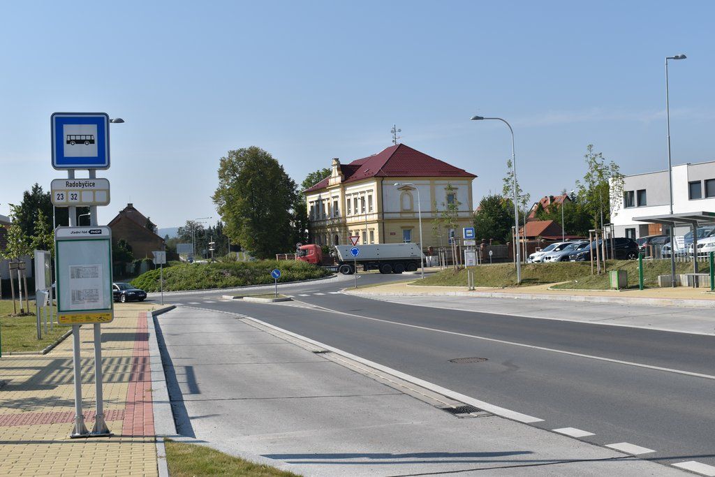 Dlážděná ulice v Radobyčicích (foto: A. Jarošová, 12.8.2020)