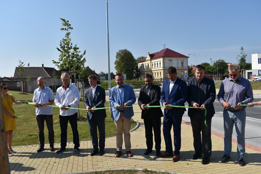 Dlážděná ulice v Radobyčicích (foto: A. Jarošová, 12.8.2020)